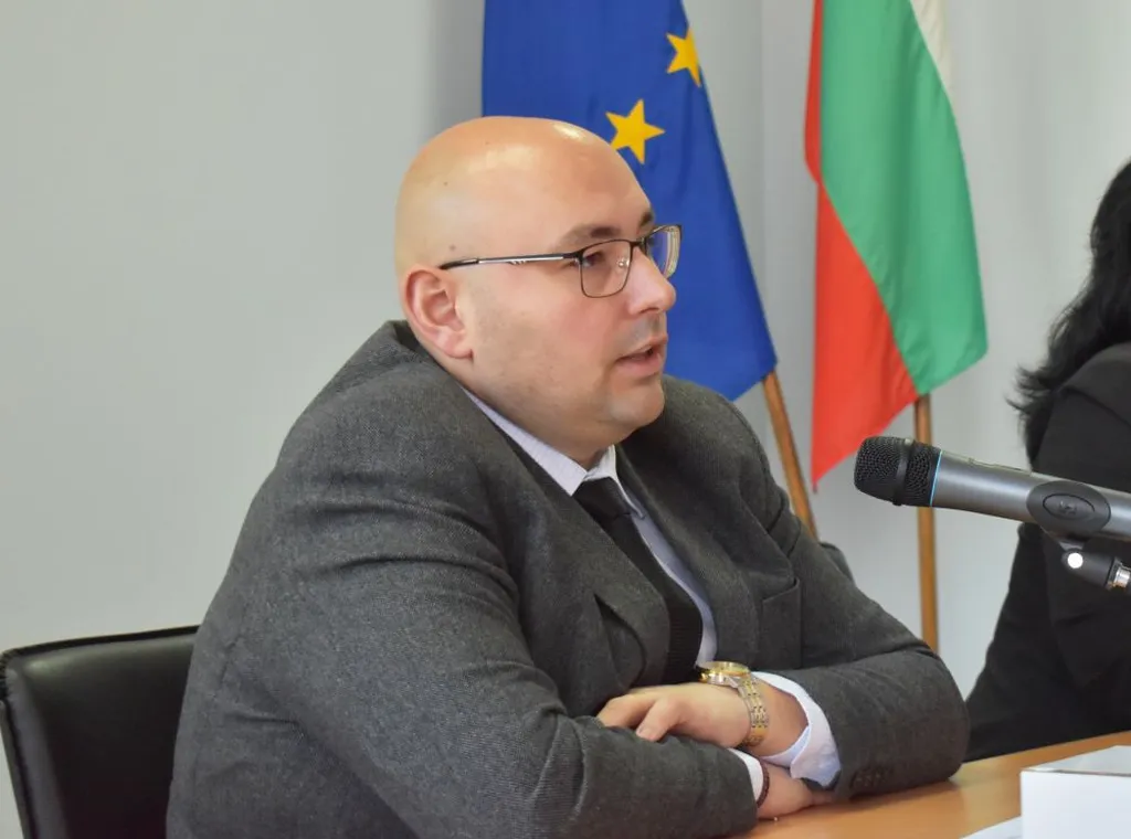 Кметът Добрин Добрев представи проекта „За по-отговорна и зелена Общинска администрация чрез внедряване на енергийноефективни мерки в административната сграда на Община Разград“