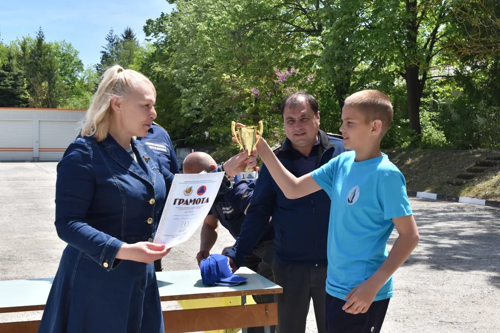 Заместник-кметът Зорница Евгениева връчи наградите на победителите в Областното състезание „Млад спасител“